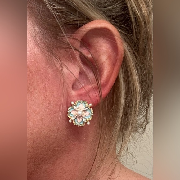 Elegant Floral Pearl Earrings - Picture 2 of 2